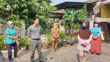 bumil7-Ketua RT 04 Rw 06 lokasi nya di jalan Bakti.... memberi kata sambutan di posyandu Kenanga--